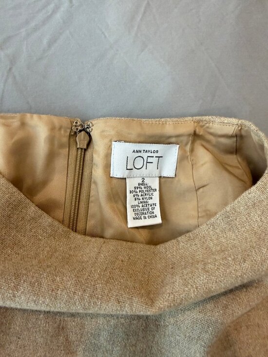 Size 2 tan Ann Taylor Loft pencil skirt with brown embroidered detail - Picture 4 of 5